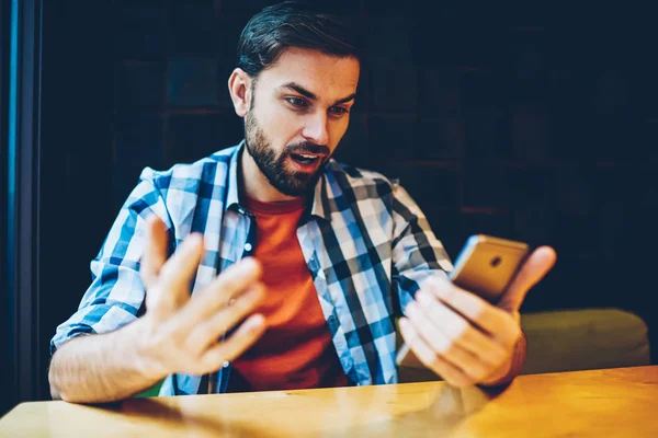 Tipo Hipster Barbudo Asombrado Viendo Radiodifusión Línea Sitio Web Teléfono —  Fotos de Stock