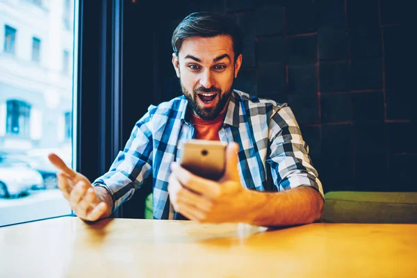 Wonder Bearded Young Man Shocked Results Watching Live Stream Smartphone — Stock Photo, Image