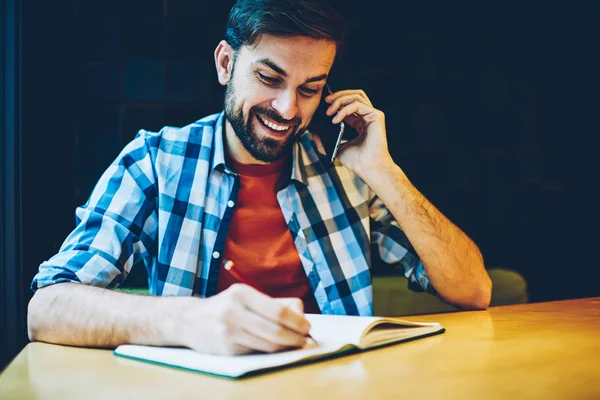 Muntre Hipsterblogger Som Kommuniserer Med Venner Telefonsamtalen Smarttelefonen Noterer Notatbok – stockfoto