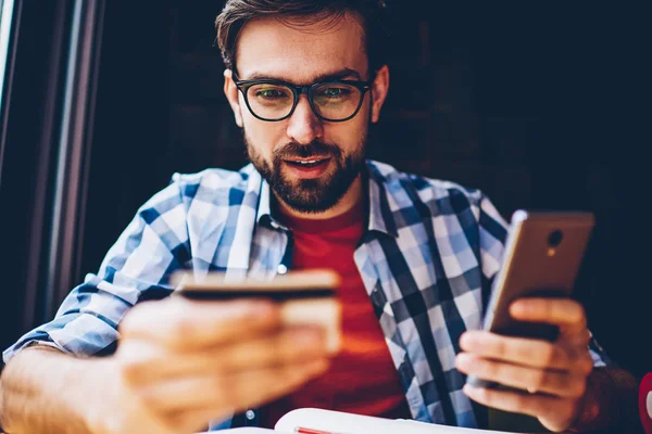 Pregunta Joven Barbudo Gafas Ópticas Mirando Número Tarjeta Visita Para — Foto de Stock