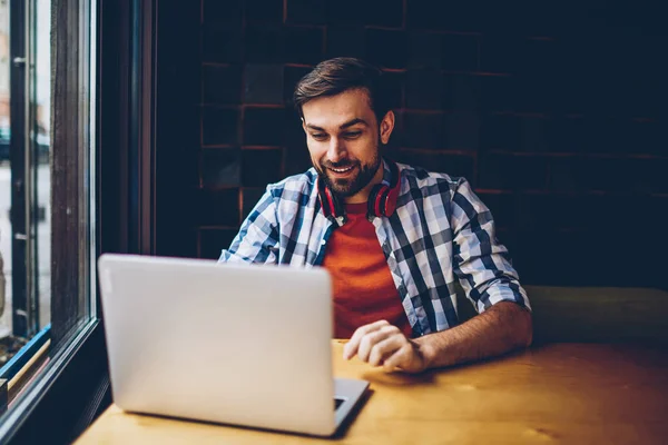 Estudante Barbudo Alegre Com Fones Ouvido Pescoço Assistindo Tutorial Engraçado — Fotografia de Stock