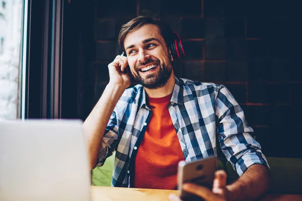 Positive Bearded Blogger Enjoying Electronic Music Headphones Connected Bluetooth Telephone — Stock Photo, Image