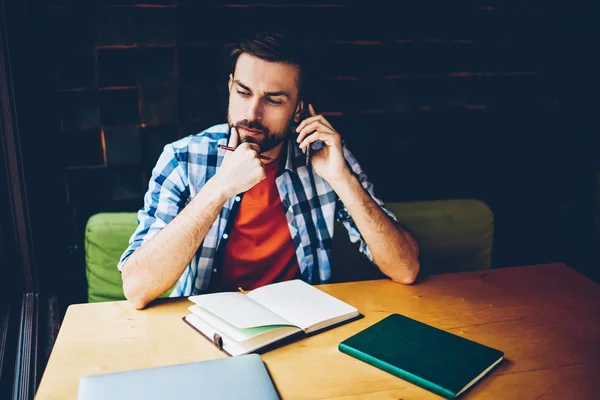 Grübelnder Bärtiger Hipster Der Während Eines Telefongesprächs Auf Dem Smartphone — Stockfoto