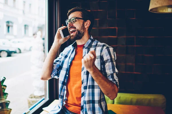 Joven Feliz Hablando Smartphone Regocijándose Victoria Del Exitoso Proyecto Chico — Foto de Stock