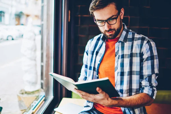 Skoncentrowany Sprytny Student Okularach Czytania Książki Literatura Przygotowania Nadchodzących Egzaminów — Zdjęcie stockowe