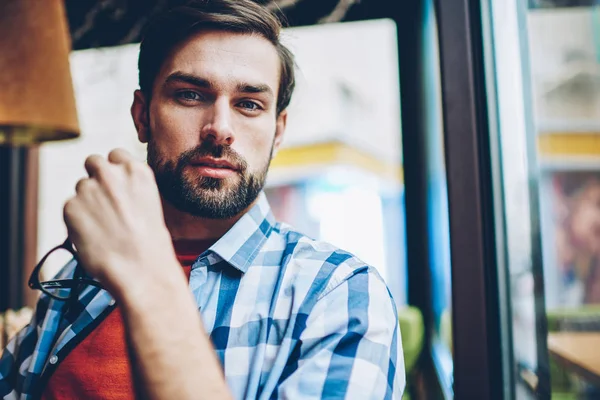 Yarım Uzunluk Portre Yakışıklı Genç Adam Gözlük Kahvehane Dinlenme Elinde — Stok fotoğraf
