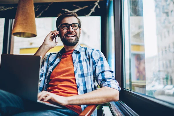 Cheerful Bearded Hipster Guy Calling Smartphone Laughing Mobile Conversation Looking — Stock Photo, Image