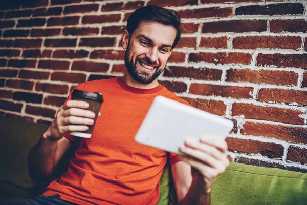 Homem Barbudo Positivo Com Café Saboroso Mãos Assistindo Transmissão Line — Fotografia de Stock