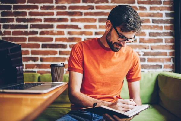 Fröhliche Bärtige Studentin Die Coworking Space Tisch Mit Netbook Gerät — Stockfoto