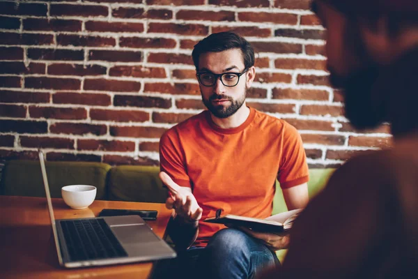 Empleador Masculino Barbudo Realizar Una Entrevista Con Diseñador Discutir Ideas — Foto de Stock