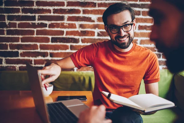 Programador Masculino Bem Sucedido Que Aponta Web Site Que Discute — Fotografia de Stock