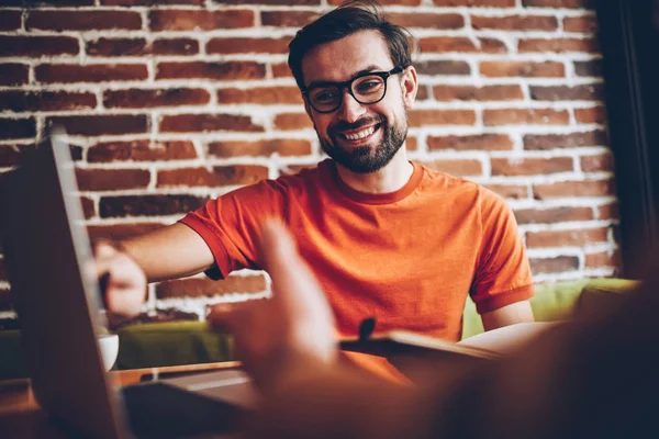 Designer Masculino Barbudo Alegre Apontando Computador Comunicando Com Colega Sobre — Fotografia de Stock