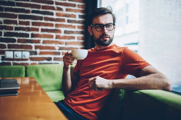 Hombre Joven Barbudo Contemplativo Años Sosteniendo Taza Sabroso Café Las —  Fotos de Stock