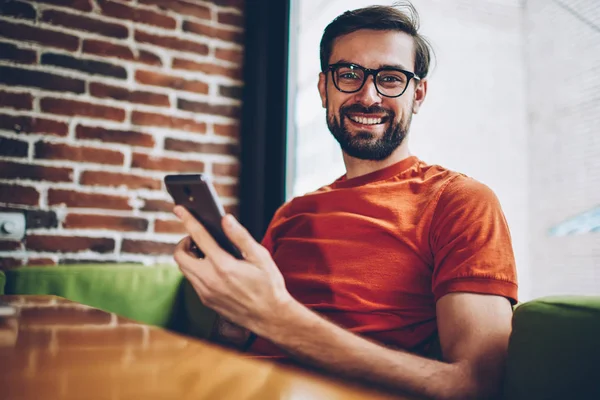 Halv Lengde Portrett Unge Med Positivt Skjeggvekst Brilleglass Synskorreksjon Smilende – stockfoto