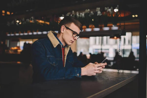 Pensive Hipster Blogger Chat Line Adepți Smartphone Conectat Internet Ședință — Fotografie, imagine de stoc