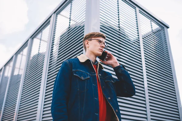 Sotto Vista Blogger Maschile Vestito Abito Elegante Chiamata Sul Telefono — Foto Stock