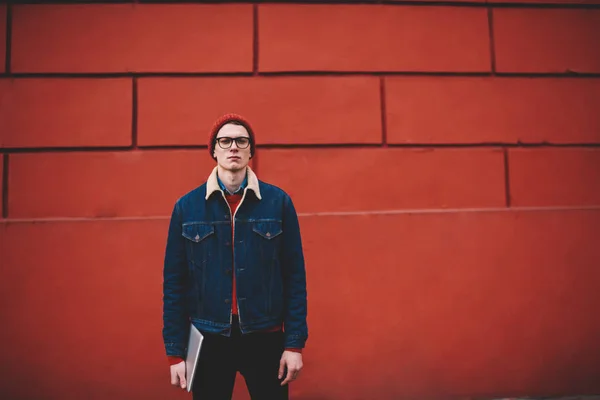 Retrato Hombre Joven Vestido Casual Serio Gafas Que Mira Cámara — Foto de Stock