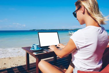 Genç kadın bin yıllık sahte çevrimiçi sohbette Okyanusu, uzaktan natur zevk tropikal ortamda tatilde çalışma işkadını yakın oturan iletişim ekranı ile netbook klavye