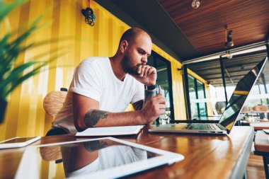 Masaüstü dizüstü bilgisayar, netbook kapalı yoluyla serbest çalışma çözümler üzerinde şaşkın şaşkın adam oturuyor fikir üzerinde durulması ev ödevi görevi yapmaya konsantre düşünceli erkek öğrenci