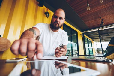 Ciddi adam acil düğmesi için taşınabilir PC kilidini Gadget'ı ve bildirim yeni gelir iletisi vasıl okul sırası hakkında kontrol etmek için dijital tablet kullanan merak adam college Kampüsü, wifi bağlanma