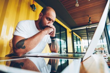 Video duygu kötü haber bilgi ağları, yazılım hatası indirme virüs multimedya içeriğine netbook hakkında depresyonda mutsuz hipster adam üzgün izlerken hayal kırıklığına bin yıllık erkek