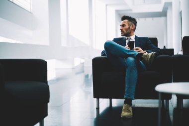 Ciddi olgun işadamı giyinmiş resmi aşınmaya Smartphone'da metin yazma için 4 g bağlıyken uzak arıyorsunuz Internet üzerinde office koltukta dinleniyor. 50 yaşında kendinden emin gurur CEO'su durulması