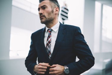 Formal giyim ayakta ofis iç giymiş başarılı orta yaşlı girişimci. Şık elbiseli emin olgun iş adamı. Müreffeh gurur CEO'su 50 yaşında düz arıyorsunuz