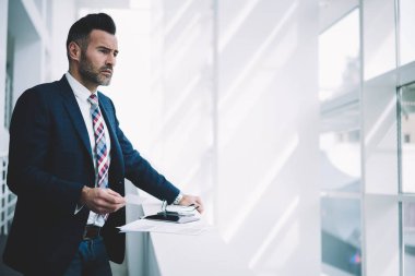 Formal giyim kartvizit ofis iç kopya yer alan finansal bilgilerinizi için yakın duran düz bakarken elinde tutan durulması emin olgun işadamı giymiş