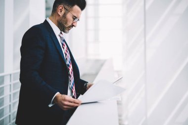 Zengin olgun girişimci bilgi veri ayakta şirkette mali raporları çözümleme formal giyim giymiş. Muhasebe metin belgeleri Office kontrol dalgın icra müdürü