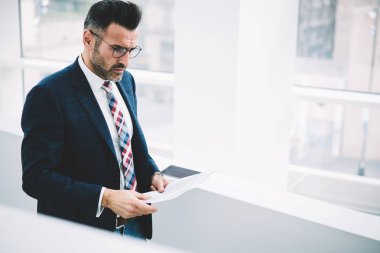 Kendine güvenen düşünceli proude CEO'su resmi aşınmaya muhasebe bilgi veri çözümleme raporları tanding ofisinde. Olgun girişimci 50 yaşında düşünme metin belgeleri bankacılık üzerinde durulması