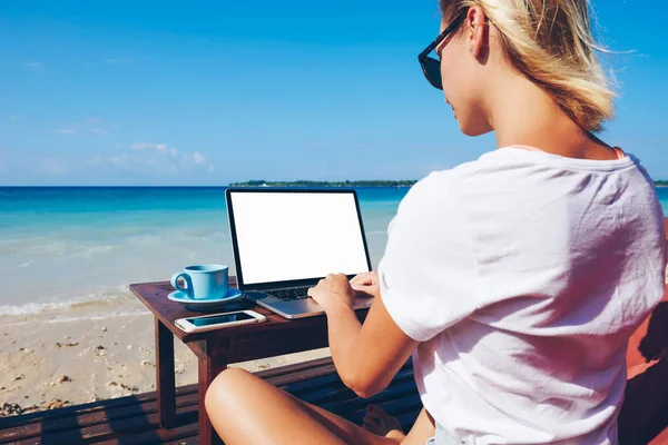 創造的な女性の背面図旅行夏の晴れた日 Millenial 女性フリーランサーの熱帯の島のリモート ジョブを楽しむオーシャン ビーチに座って画面をネット経由でネットワークのブロガー — ストック写真