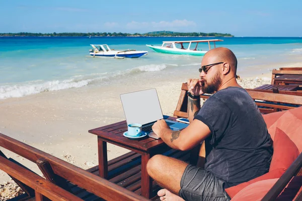 Συλλογισμένος Αρσενικό Freelancer Σκεφτόμαστε Ιδέα Για Νέο Άρθρο Αναδημιουργία Ωκεανού — Φωτογραφία Αρχείου