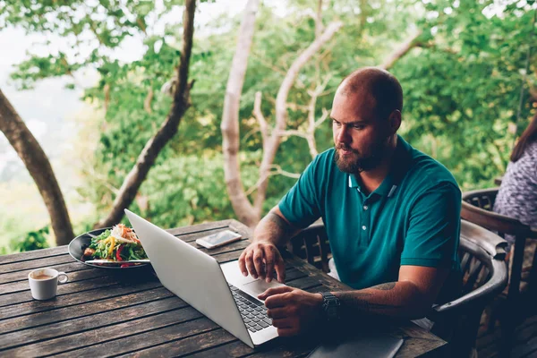 Sério Hipster Cara Assistindo Vídeo Computador Portátil Durante Pausa Para — Fotografia de Stock