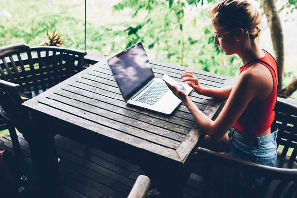 Hipster Mädchen Hält Telefon Mit Drahtlosem Internetzugang Café Terrasse Für — Stockfoto