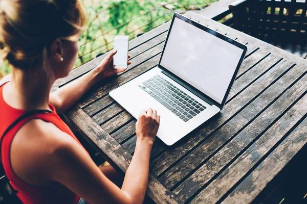 Junge Frau Macht Buchung Über Laptop Computer Mit Mock Bildschirm — Stockfoto