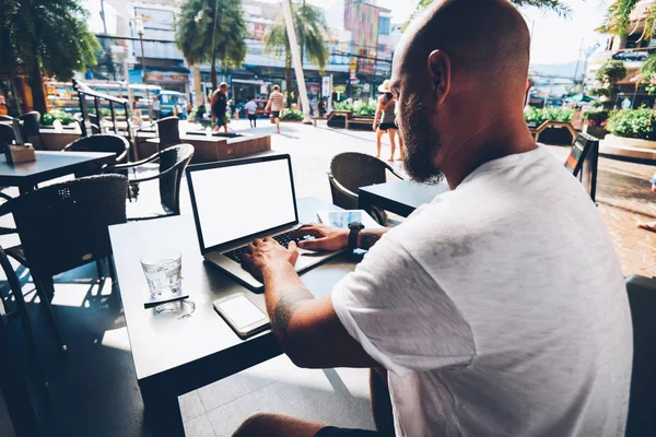 Vista Trasera Del Blogger Masculino Creando Reseña Sobre Servicio Restaurante — Foto de Stock