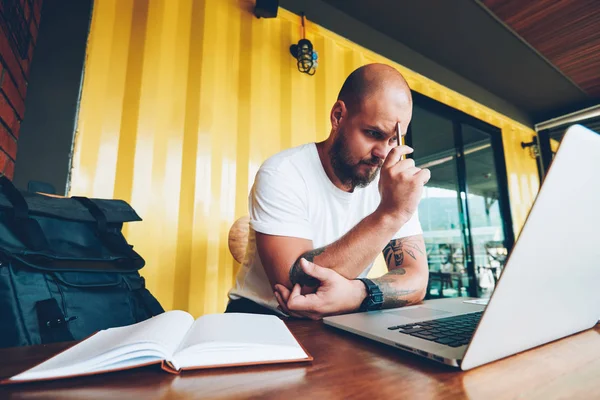 Geconcentreerde Mannelijke Student Verbaasd Het Oplossen Van Probleem Kijken Line — Stockfoto