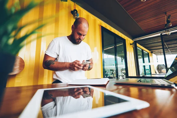 Ernstige Hipster Kerel Chatten Sociale Netwerken Mobiele Telefoon Tekstberichten Versturen — Stockfoto