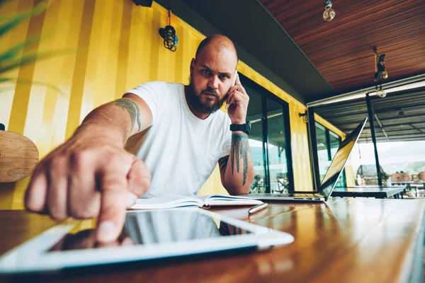 Portrét Vážných Vousatý Chlap Mluví Telefon Stiskněte Bezpečnostní Kód Digitálním — Stock fotografie