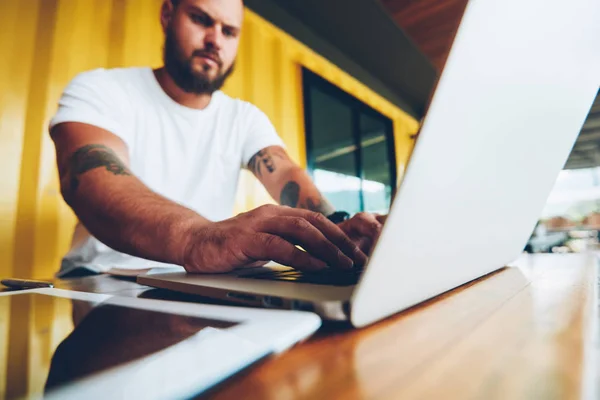 Bijgesneden Afbeelding Van Geschoolde Mannelijke Programmeur Geconcentreerd Codage Typen Laptopcomputer — Stockfoto