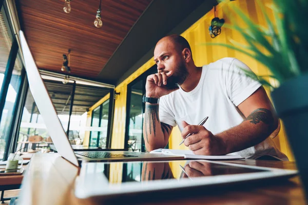 Hipster Barbudo Contemplativo Concentró Idea Para Publicación Trabajando Freelance Usando — Foto de Stock