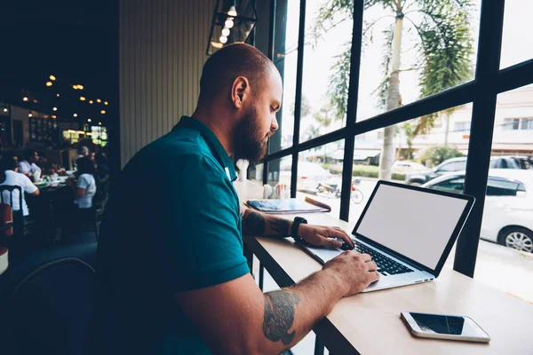 Joven Barbudo Sentado Cafetería Con Computadora Portátil Escribiendo Texto Para — Foto de Stock