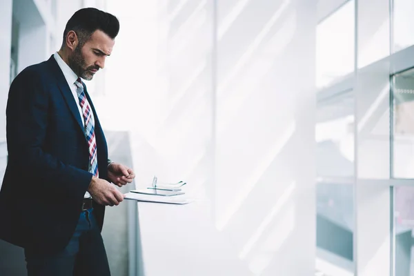 Zijaanzicht Van Zelfverzekerd Succesvol Midden Leeftijd Trots Ceo Gekleed Formele — Stockfoto