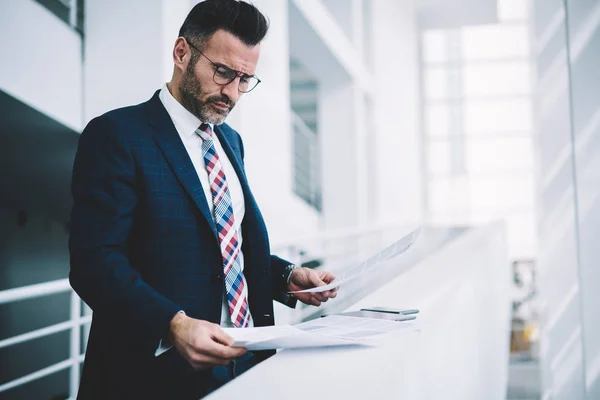 Hombre Negocios Inteligente Concentrado Vestido Con Traje Atentamente Lectura Documentos — Foto de Stock