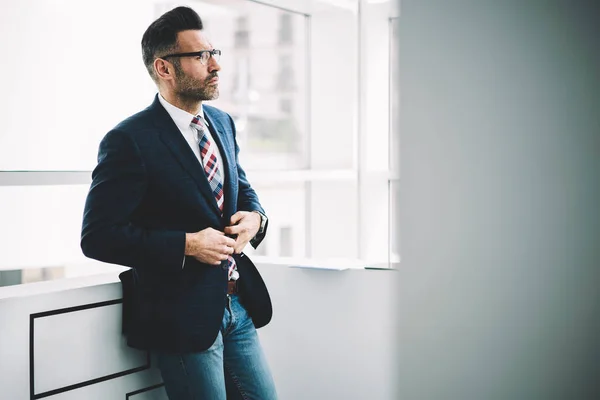 Αυτοπεποίθηση Ώριμες Επιχειρηματία Ντυμένος Μοντέρνο Κοστούμι Στέκεται Στο Γραφείο Κοντά — Φωτογραφία Αρχείου