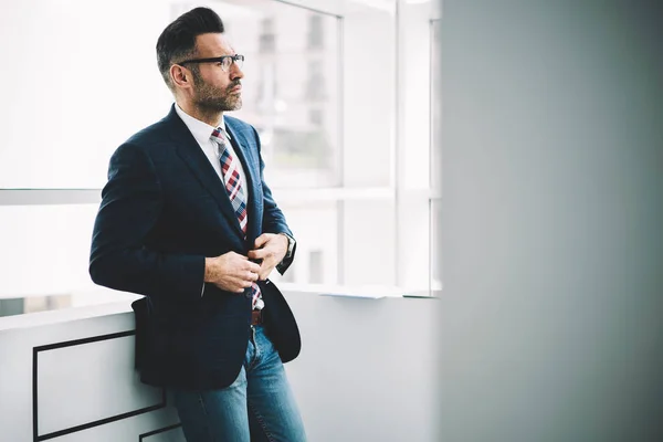 Selbstbewusste Reife Geschäftsmann Modischen Anzug Gekleidet Büro Der Nähe Kopierraum — Stockfoto