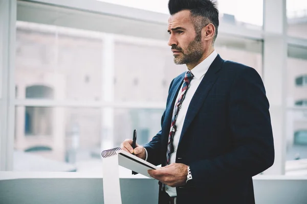 Empresario Masculino Serio Años Anotando Horario Bloc Notas Pie Oficina — Foto de Stock