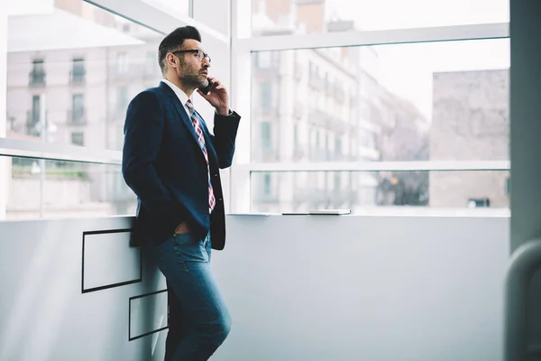 Framgångsrik Mogen Entreprenör Klädd Formella Slitage Har Seriös Verksamhet Konversation — Stockfoto