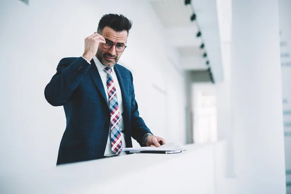 Media Longitud Retrato Hombre Negocios Mediana Edad Vestido Con Ropa — Foto de Stock