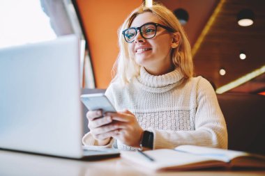 Zengin kadın serbest meslek gözlük vizyon koruma teknolojisini kullanarak, hippi kız memnun netboo kullanarak Başlarken bilgileri öğrenme e ile gülümseyen başarılı proje tamamlama için